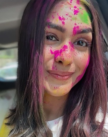 जर्सी फेम अभिनेत्री मृणाल ठाकूरने देखील होळीचे फोटो शेअर केले आहे.