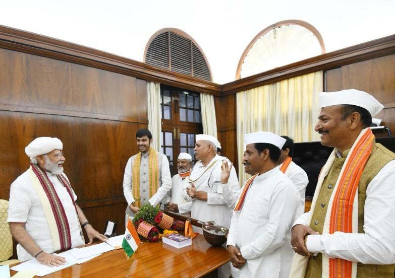 तसेच, संत तुकाराम महाराज यांचा ग्रंथ भेट म्हणून देण्यात आला.