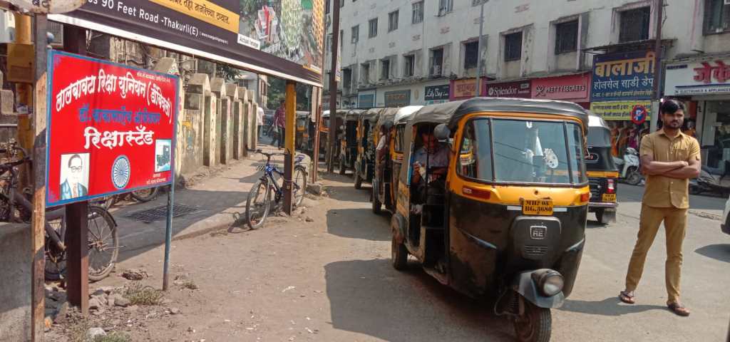 डोंबिवली : विद्यार्थ्यांना परीक्षा केंद्रापर्यंत रिक्षेतून मोफत प्रवास, लाल बावटा रिक्षा युनियनचा पुढाकार डोंबिवली : विद्यार्थ्यांना परीक्षा केंद्रापर्यंत रिक्षेतून मोफत प्रवास, लाल बावटा रिक्षा युनियनचा पुढाकार