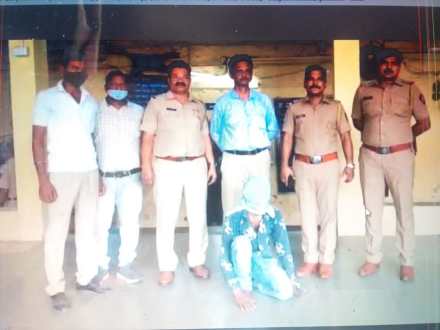 कल्याण रेल्वे स्थानकात प्रवाशांना लुटणारा चोरटा अटक कल्याण रेल्वे स्थानकात प्रवाशांना लुटणारा चोरटा अटक