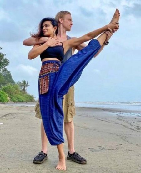 आशका गोराडियाने अभिनय सोडून स्वतःचा कॉस्मेटिक ब्रँड सुरू केला आहे. ती तिच्या पतीसोबत गोव्यात राहते आणि एक योगा स्कूलही चालवते.