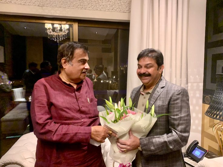 दरम्यान उपमुख्यमंत्री पवार यांनी सर्व सदस्यांची कामगिरी, अनुभव आदींबाबत विवेचन केले. भाजप आमदार प्रसाद लाड यांचे ‘लाड कुणी केले आणि त्यांनी प्रसाद कुणाला दिला’, हे त्यांचे त्यांनाच माहीत आहे, अशी मिश्कील टिप्पणी यावेळी त्यांनी केली.