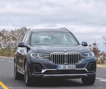 समांथाकडे १.४२ कोटी रुपयांची BMW 7 आहे. (Photo - Instagram)