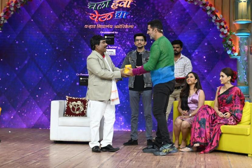 Chala Hawa Yeu Dya Akshay Kumar Kriti Sanon
