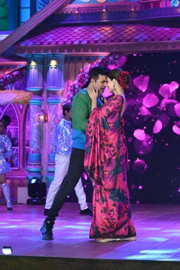 Chala Hawa Yeu Dya Akshay Kumar Kriti Sanon