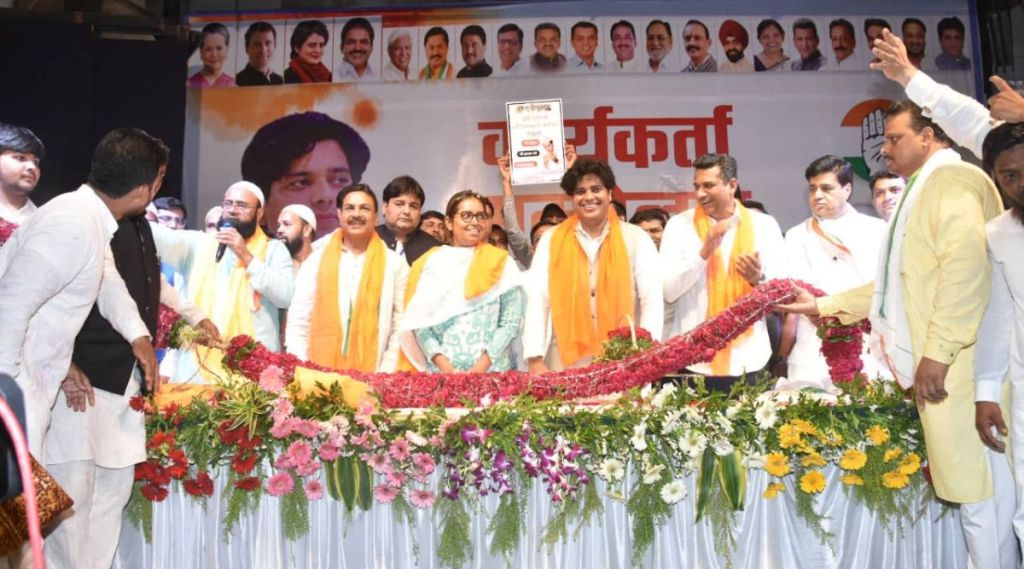 बॉम्बे पोलीस आणि शस्त्र कायद्यानुसार काँग्रेसच्या तिन्ही नेत्यांविरोधात गुन्हा दाखल (Photo: Twitter/Varsha Gaikwad)