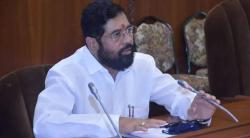 खराब रस्त्यांबाबत अधिकाऱ्यांची खरडपट्टी ; सापगाव रस्त्याची तातडीने दुरुस्ती करण्याचे पालकमंत्र्यांचे आदेश