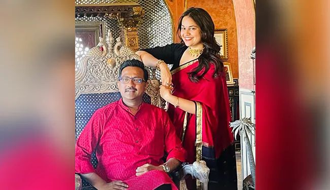 या फोटोमध्ये दोघेही एकमेकांच्या हात हातात घेऊन बसलेले दिसत आहेत.