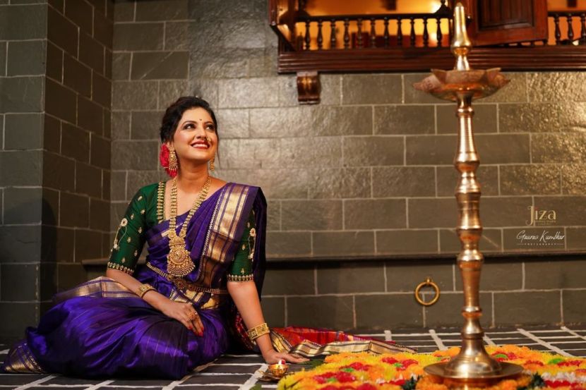 काठापदराची साडी- हल्ली बाजारात वेगवेगळ्या पॅटर्नच्या साड्या कितीही येऊ द्या, पण जेव्हा अंगावर काठापदराच्या साड्या नेसल्या जातात, तेव्हा आपोआप आपल्याला एक पारंपारिक लूक मिळतो. काठापदराच्या सिल्क साडीचा पर्याय सर्वात उत्तम आहे. (Photo: Instagram/ tejashripradhan)