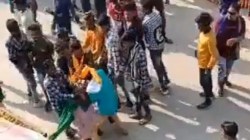 धक्कादायक! मध्यप्रदेशात भरस्त्यात टोळक्याकडून तरुणीचा विनयभंग; अश्लील कृत्याचा Video Viral
