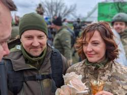 Russia-Ukraine War : युक्रेनच्या युद्धभूमीवरच केलं लग्न, सोशल मीडियावर फोटो VIRAL