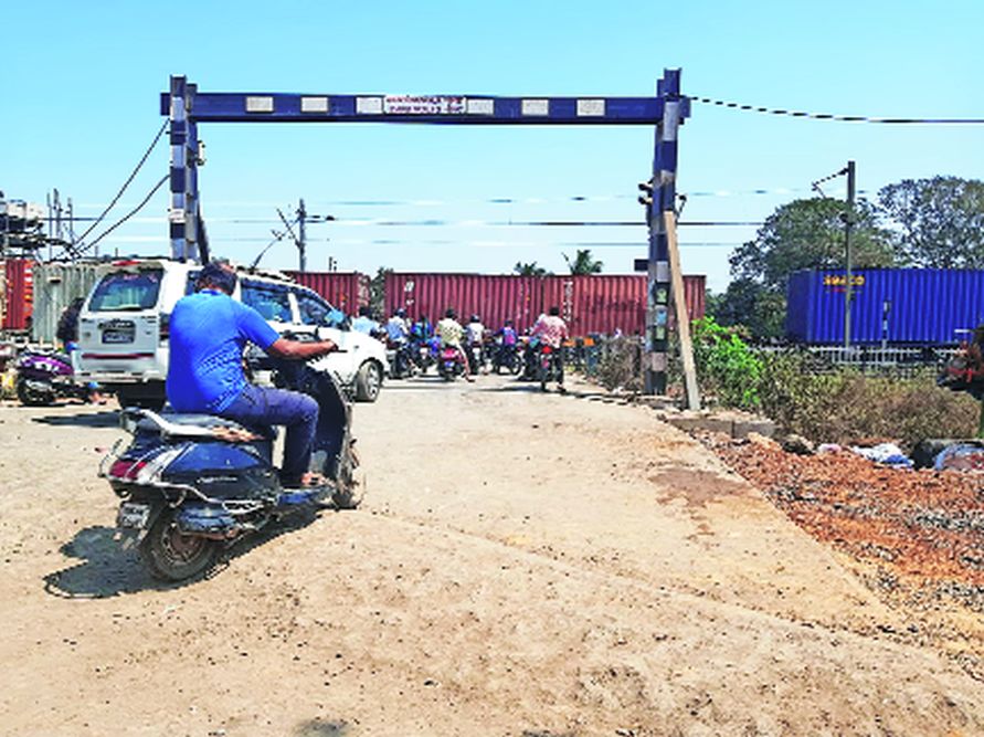 वाणगाव रेल्वे फाटकात वाहनांच्या रांगा