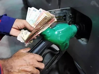 Nitin Gadkari reaches Parliament with hydrogen car it will cost 3 times less than petrol Avrage of Toyota Mirai