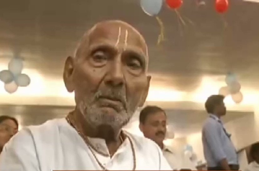 स्वामी शिवानंद यांनी सांगितलं होतं की, आपण सेक्सपासून दूर राहतो तसंच मसाल्यांचं सेवन करत नाही. याशिवाय रोज योगा करणं आपल्या आयुष्याचा भाग आहे.