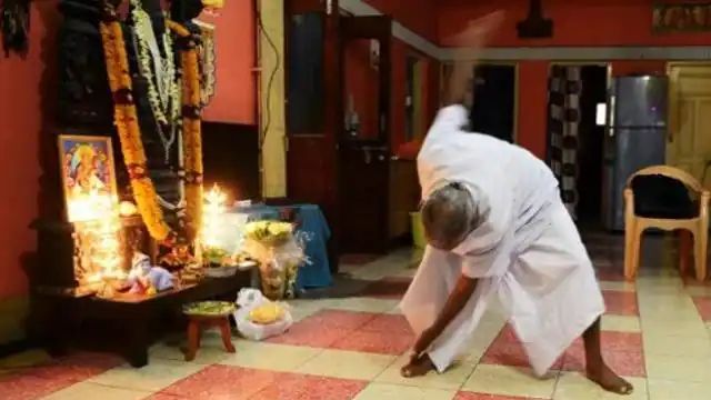 स्वामी शिवानंद यांनी आपण रोज योगा करतो तसंच सेक्स आणि मसाल्यांपासून अंतर ठेवणं आपल्या इतक्या मोठ्या आयुष्याचं गुपित असल्याचं म्हटलं आहे.