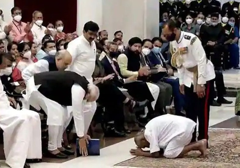 दरम्यान स्वामी शिवानंद पुरस्कार घेण्यासाठी पोहोचले असता आपल्या साधेपणाने त्यांनी सर्वांचं मन जिंकलं. त्यांनी पंतप्रधान नरेंद्र मोदी तसंच राष्ट्रपतींसमोर नतमस्तक होत सर्वांना भारावून टाकलं.