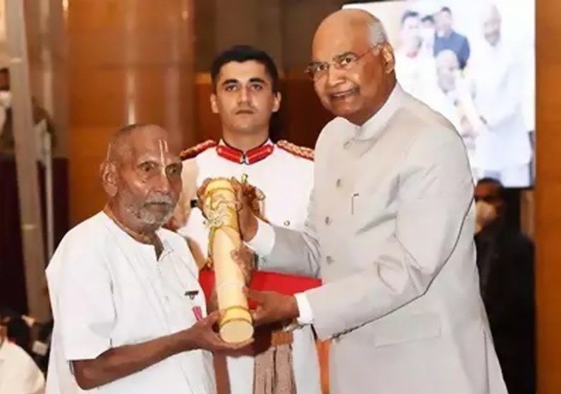 दिल्लीतील राष्ट्रपती भवनात सोमवारी पद्म पुरस्काराच्या मानकऱ्यांना पुरस्कार प्रदान करण्यात आले. पुरस्कार मिळणाऱ्यांमध्ये वाराणसीचे १२६ वर्षीय स्वामी शिवानंददेखील होते. योगा क्षेत्रात केलेल्या कामगिरीबद्दल त्यांना पद्म पुरस्कार देऊन सन्मानित करण्यात आलं.