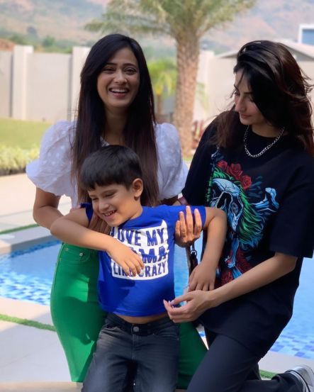 अभिनेत्री श्वेता तिवारी ही तिच्या वैवाहिक आयुष्यामुळे कायमच चर्चेत असते. श्वेता तिवारी तिच्या दोन लग्नांमुळे कायम चर्चेत राहिली आहे. श्वेताला दोन मुलं आहेत. तिचा मुलगा रेयांश हा ४ वर्षांचा आहे तर तीची मोठी मुलगी पलक ही 20 वर्षांची आहे.