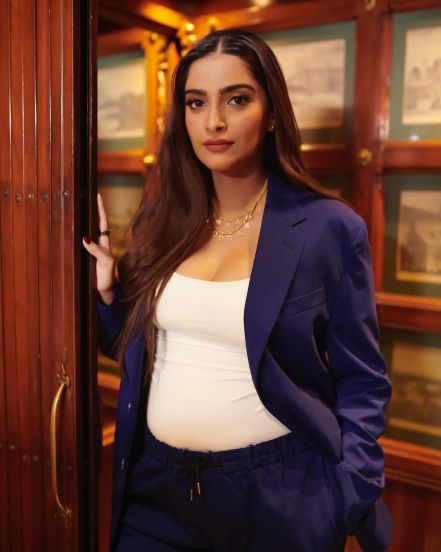 सोनम कपूरचा पती आनंद आहुजाने मुंबईत एक नवे दुकान सुरु केले आहे. या दुकानाच्या लाँच इव्हेंटमध्ये ती सहभागी झाली होती.