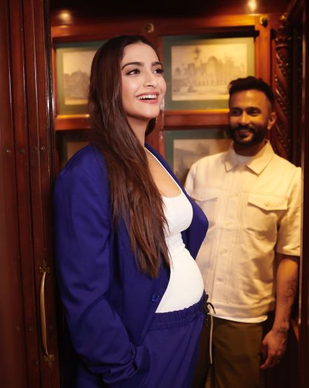 सोनम कपूर आई होणार ही बातमी ऐकल्यानंतर तिचे चाहते प्रचंड खूश असल्याचे पाहायला मिळत आहे.