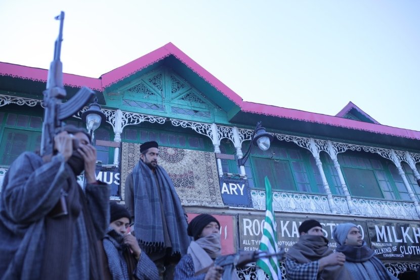 या चित्रपटात अनुपम खेर, मिथुन चक्रवर्ती, दर्शन कुमार, पल्लवी जोशी आणि चिन्मय मांडलेकर यांसारख्या प्रसिद्ध कलाकार प्रमुख भूमिकेत पाहायला मिळत आहेत.