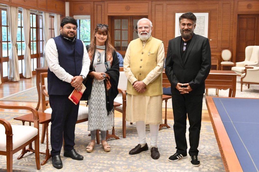 नुकतंच दिग्दर्शक विवेक अग्निहोत्री, निर्माता अभिषेक अग्रवाल आणि अभिनेत्री पल्लवी जोशी यांनी पंतप्रधान मोदींची भेट घेतली.