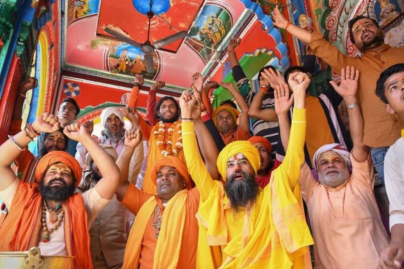यूपीमध्ये भाजपच्या विजयावर साधू संतांनी अयोध्येत आनंद व्यक्त केला.
