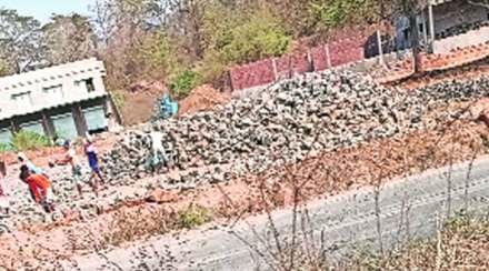 महामार्गालगत बेकायदा उत्खननात पर्यावरणाचा ऱ्हास; हॉटेलच्या पोहोच रस्त्यासाठी गौणखनिजांचा वापर
