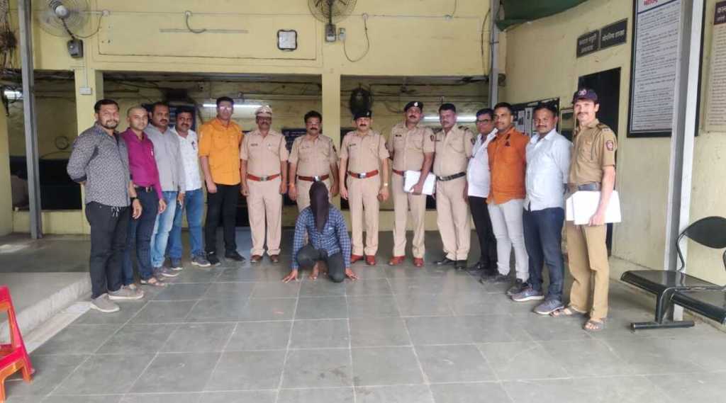 ठाणे: लोकलच्या दरवाज्यात प्रवाशांच्या हातावर फटके मारून चोरी करणाऱ्याला अटक