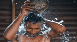 अंघोळ कधी करावी आणि कधी टाळावी?; दिवसाच्या कोणत्या वेळेस अंघोळ केल्यास काय फायदा होतो?