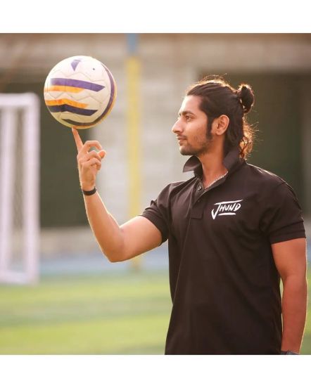 ‘झुंड’ हा चित्रपट स्लमसॉकरचे संस्थापक विजय बरसे यांच्या आयुष्यावर आधारित आहे.