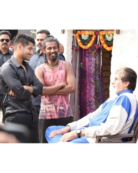 नुकतंच आकाशने ‘झुंड’च्या सेटवरचे काही फोटो सोशल मीडियावर शेअर केले आहेत.
