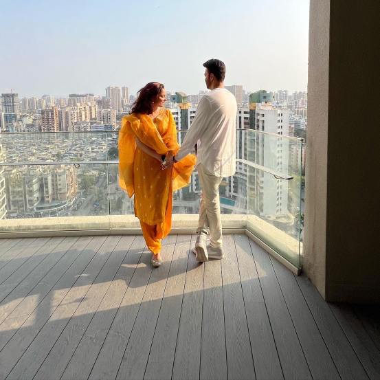 तर अंकिताने शेअर केलेल्या या तिच्या नव्या घराच्या फोटोमध्ये ती पती विकी जैनसोबत बाल्कनीत उभे दिसत आहे.