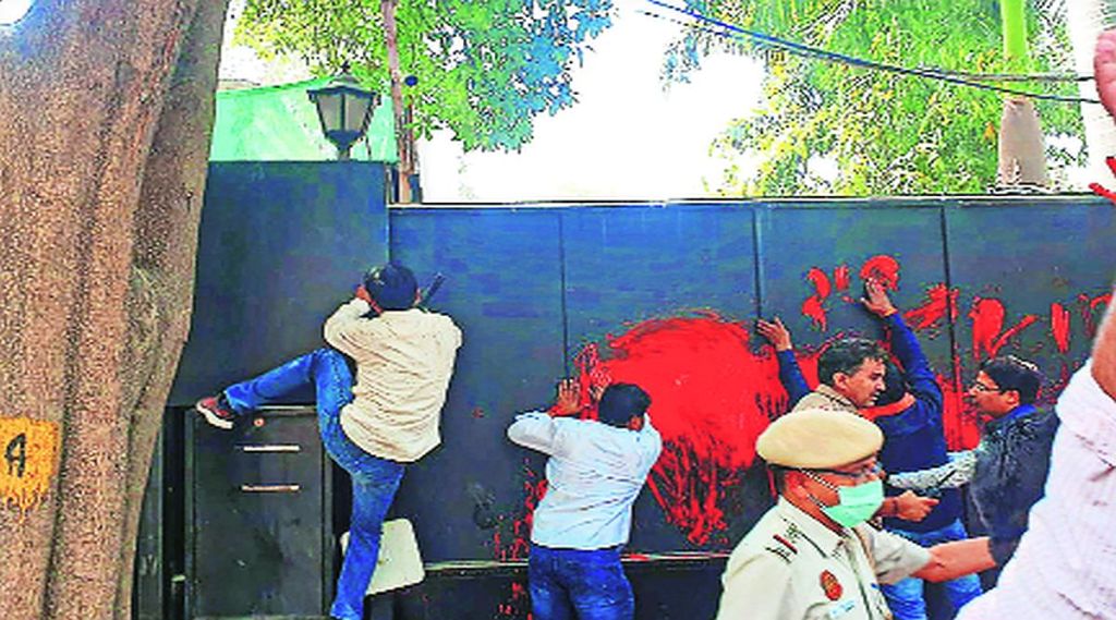 केजरीवाल यांच्याविरोधात ‘भाजयुमो’ची निदर्शने; निवासस्थानाबाहेर वस्तूंची मोडतोड