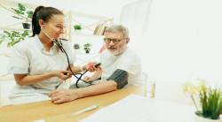 Blood Pressure: उन्हाळ्यात ब्लड प्रेशर जास्त राहिल्यास नाश्त्यात ‘या’ फळांचा करा समावेश