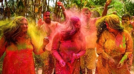 जोडीदाराच्या साथीने लग्नानंतरची पहिली होळी अशी बनवा अविस्मरणीय (Photo : PTI)