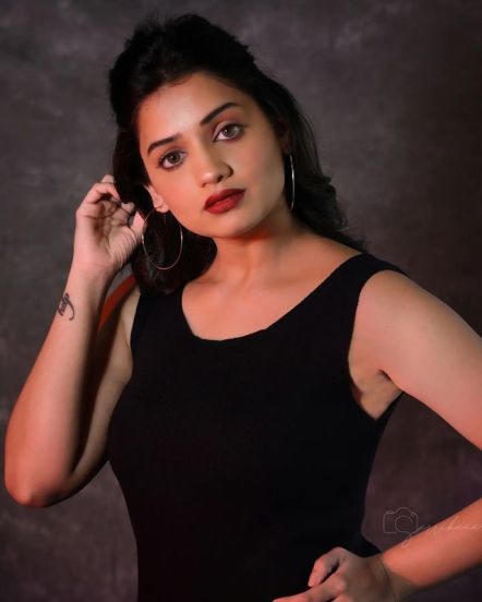 हृताने ‘फुलपाखरू’ या मालिकेतून प्रेक्षकांची मने जिंकली. ती नेहमीच काही ना काही कारणामुळे चर्चेत असते.