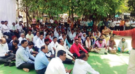 काटोल रोड परिसरात धरणे देताना वीज कर्मचारी.