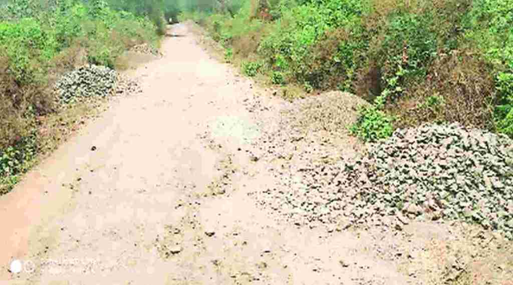 कासा वरोती वांगर्जे रस्ता दुरुस्तीच्या प्रतीक्षेत; तीन महिन्यांपासून दुरुस्तीचे साहित्य पडून
