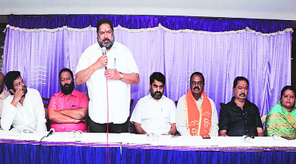 शिवसेना पदाधिकाऱ्यांच्या मेळाव्यात खासदार संजय मंडलिक यांनी मार्गदर्शन केले. सोबत सतेज पाटील, विजय देवणे.