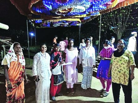 (त्र्यंबकेश्वर तालुक्यातील पाटीलवाडी येथे हळदी समारंभात लसीकरण करताना आरोग्य पथक) (त्र्यंबकेश्वर तालुक्यातील पाटीलवाडी येथे हळदी समारंभात लसीकरण करताना आरोग्य पथक)