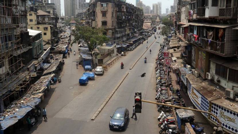 देशातील आरोग्य व्यवस्था सर्वसामान्य नागरिकांना योग्य प्रकारे सेवा देऊ शकत नाही हे अधोरेखित झालं. अनेक नागरिकांना कोरोनाच्या पहिल्या लाटेमध्ये उपचाराविना आपला जीव गमवावा लागला. (photo credit: indian express)