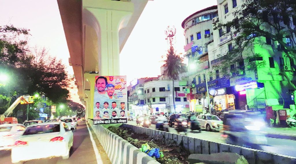 मेट्रो मार्गिकेचेही विद्रूपीकरण; खांबांवर राजकीय जाहिरात फलक लावण्यास सुरुवात