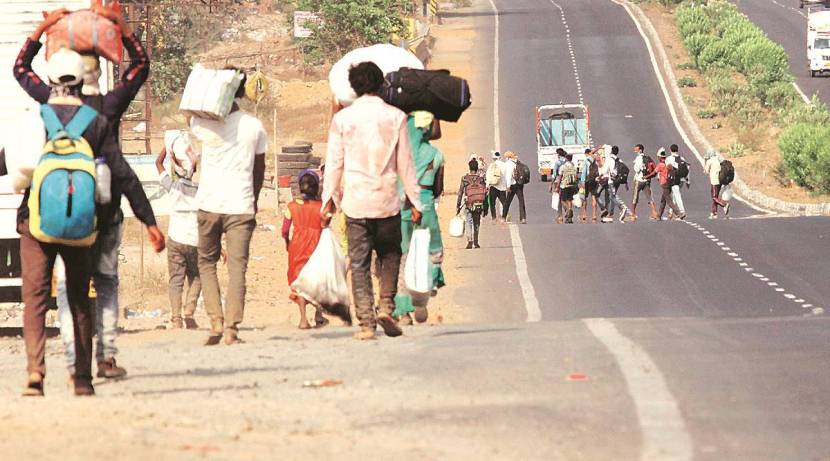 करोनाच्या पहिल्या लाटेत लॉकडाऊन लागल्यानंतर सर्वाधिक फटका हा स्थलांतरीत मजुरांना बसला. करोनाचा वाढता प्रादुर्भाव लक्षात घेता अचानकपणे लॉकडाऊनची घोषणा करण्यात आली. त्यामुळे हातावर पोट असणाऱ्या मुंबईतील लाखो मजुरांची उपासमार सुरू झाली. त्यांना धड काही खायला मिळेना आणि धड गावाकडे जायला गाड्या मिळेनात. photo credit: indian express)
