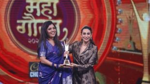 mukta barve, zee gaurav puraskar 2022, jogava fil, mukta barve instagram, karishma kapoor, मुक्ता बर्वे, झी गौरव पुरस्कार २०२२, करिश्मा कपूर, जोगवा चित्रपट