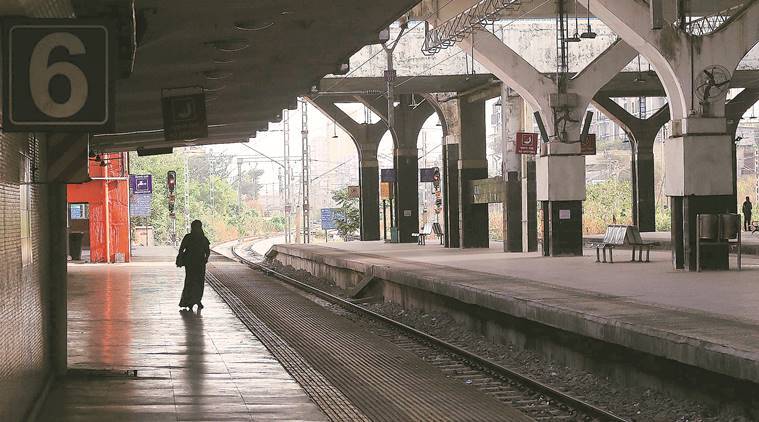 तसेच वाढता प्रादुर्भाव कमी करण्यासाठी रेल्वे आणि वाहतूक व्यवस्था बंद करण्यात आल्याने या मजुरांची चांगलीच गोची झाली. जे मजूर इतर स्थलांतरित नागरिक जिथे राहतोय तिथले भाडे परवडेना, कुटुंबांना भाजी-पाला दूरच पण अगदी दूधही मिळेना अशी अवस्था झाली. (photo credit: indian express)