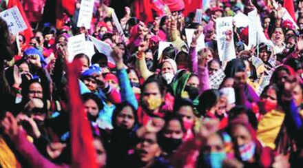 अंगणवाडी सेविका, मदतनीस यांच्यासाठी १०० कोटींचा निधी; मुख्यमंत्री उद्धव ठाकरे यांची मान्यता