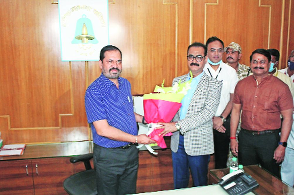 (नाशिक मनपाचे मावळते आयुक्त कैलास जाधव यांच्याकडून पदभार स्वीकारताना नवनियुक्त आयुक्त रमेश पवार.) (नाशिक मनपाचे मावळते आयुक्त कैलास जाधव यांच्याकडून पदभार स्वीकारताना नवनियुक्त आयुक्त रमेश पवार.)