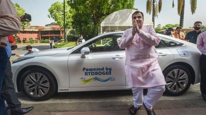 Nitin Gadkari reaches Parliament with hydrogen car it will cost 3 times less than petrol Avrage of Toyota Mirai