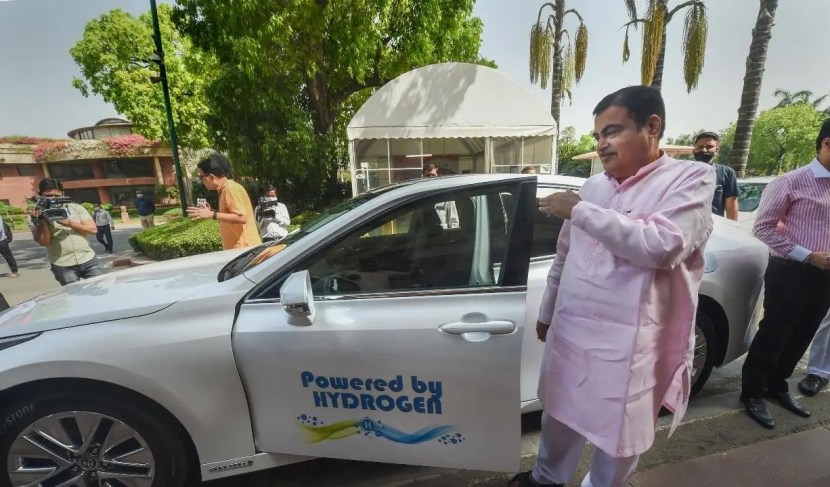 Nitin Gadkari reaches Parliament with hydrogen car it will cost 3 times less than petrol Avrage of Toyota Mirai